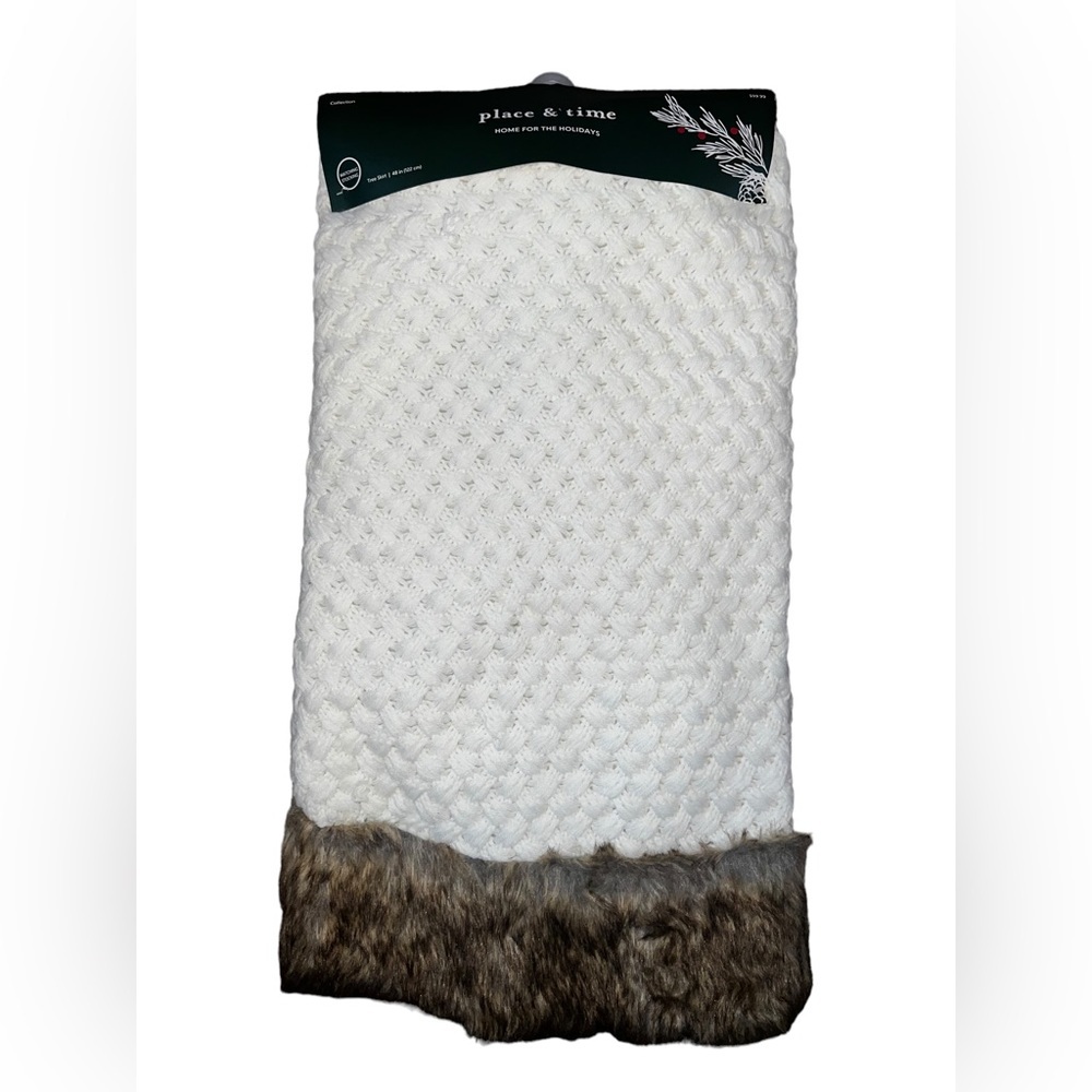 Place & Time Christmas Tree Skit White Cable Knit with Brown Faux Fur‎ Trim NWT